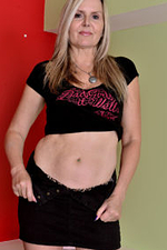 Hot Blond Velvet Skye Shows Her Fit Body